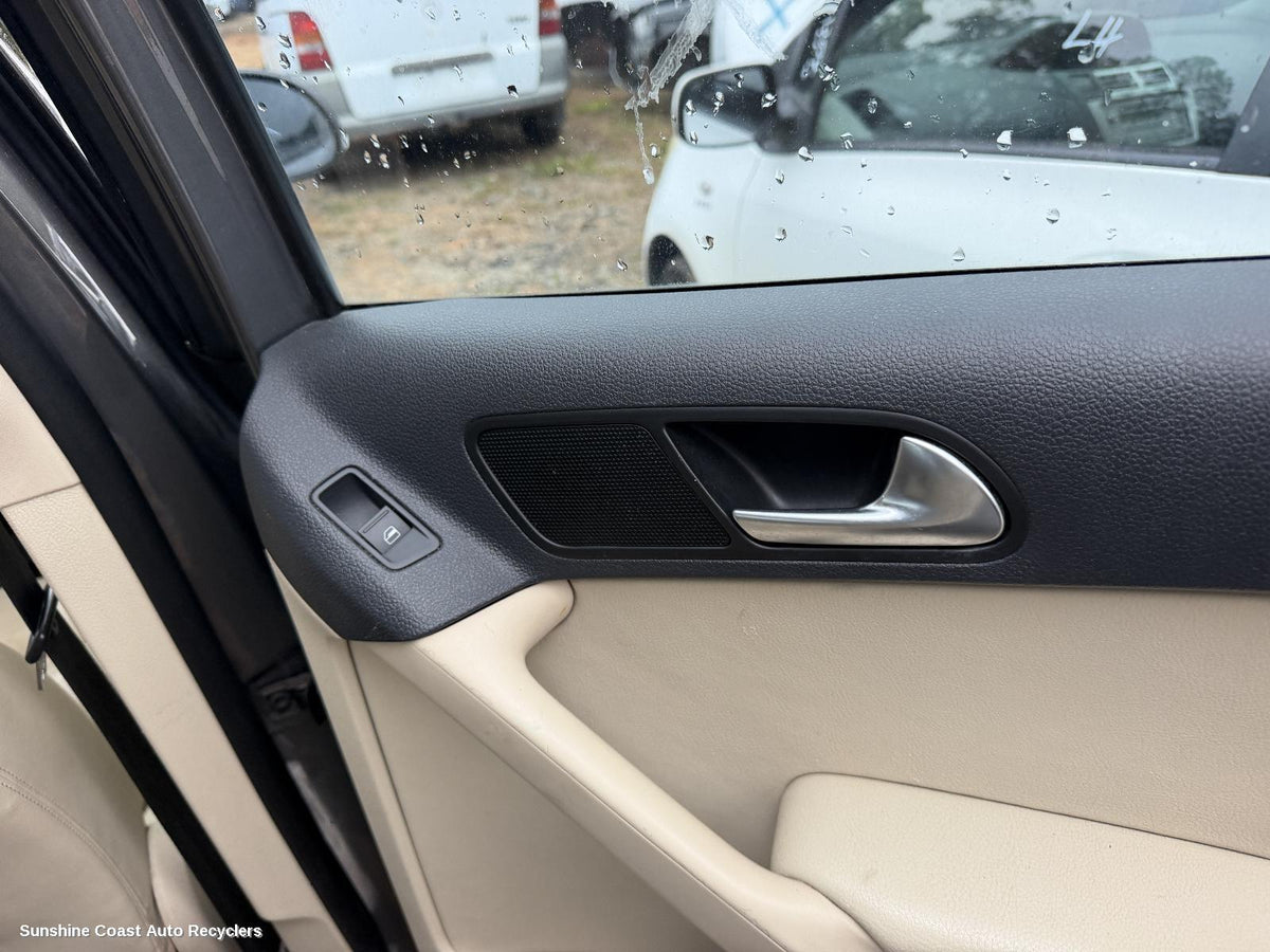 2008-2011 Volkswagen Tiguan Door Handle