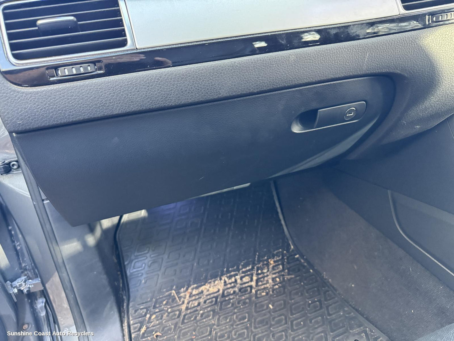 2010-2018 Volkswagen Touareg Glove Box