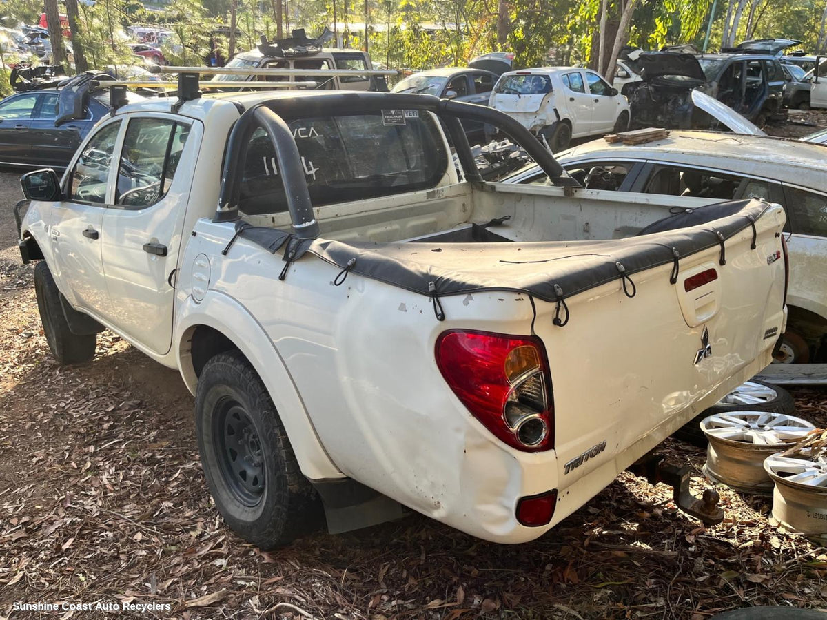 2006-2015 Mitsubishi Triton Pwr Dr Wind Switch