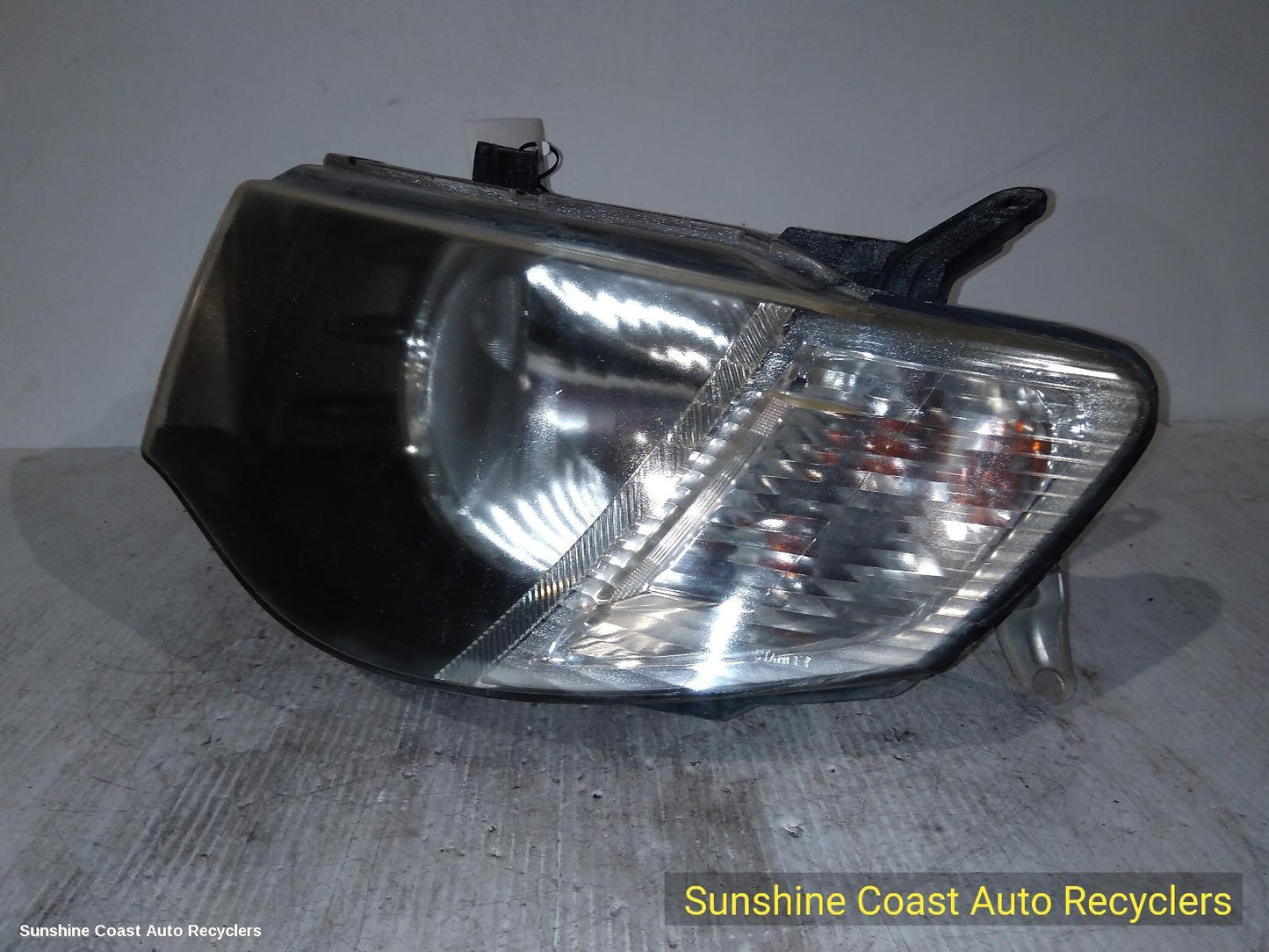 2011 Mitsubishi Triton Left Headlamp