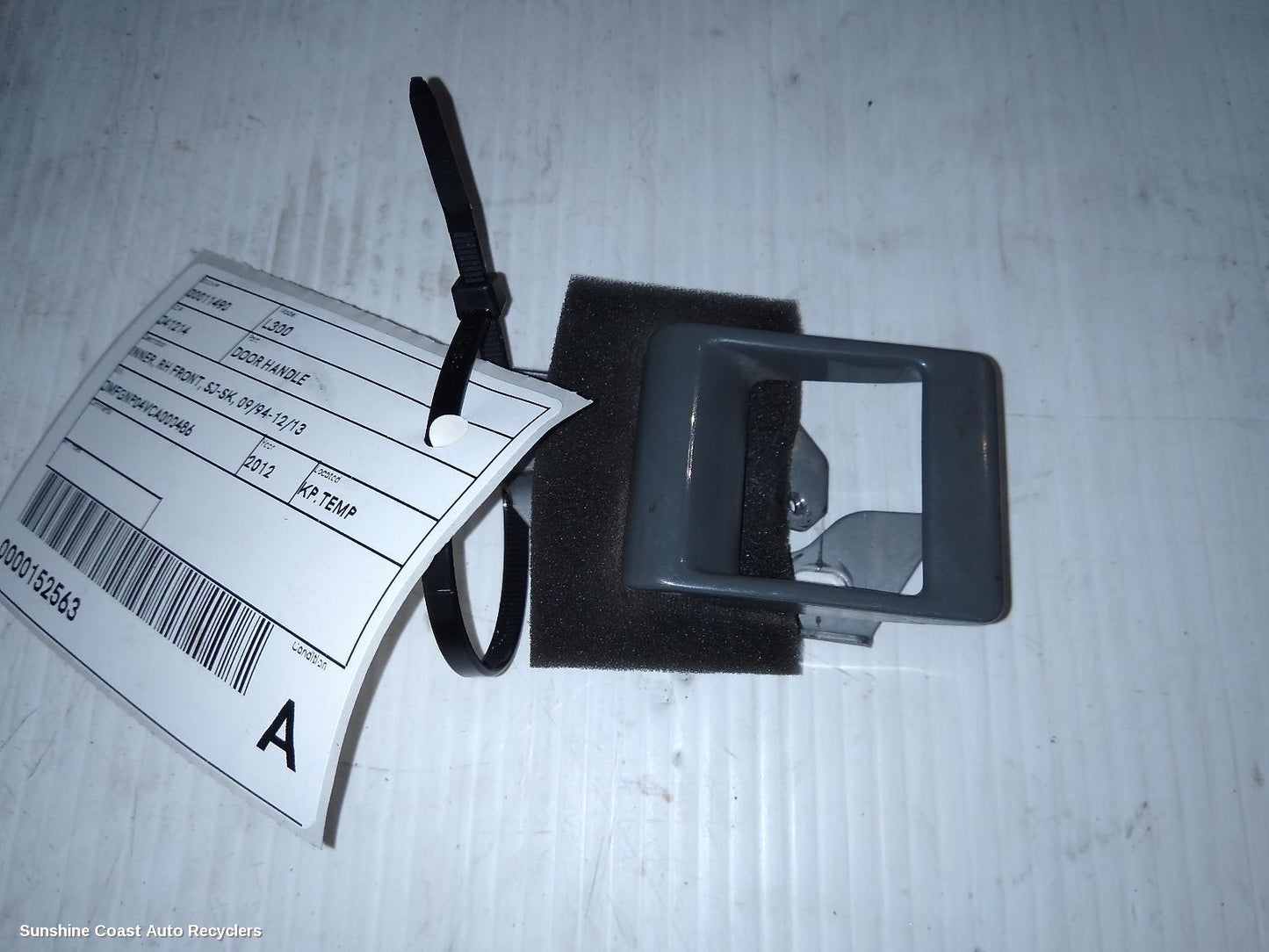 2012 Mitsubishi L300 Door Handle