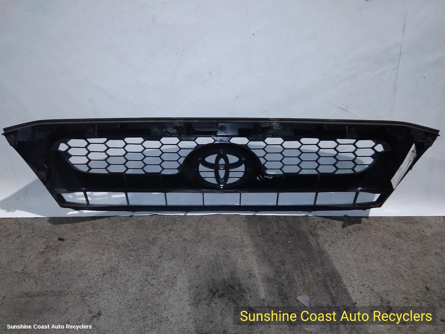 2010 Toyota Hilux Grille