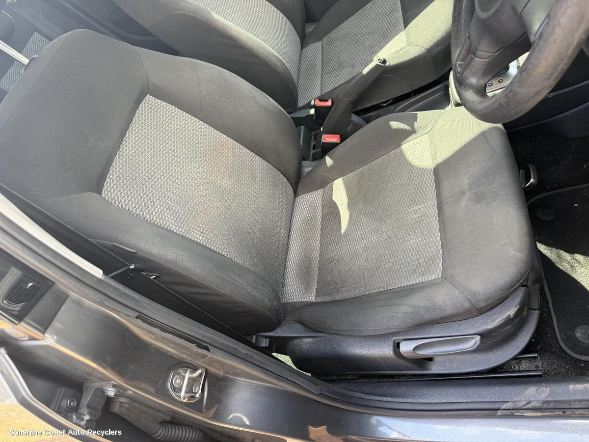 2010-2014 Volkswagen Polo Front Seat