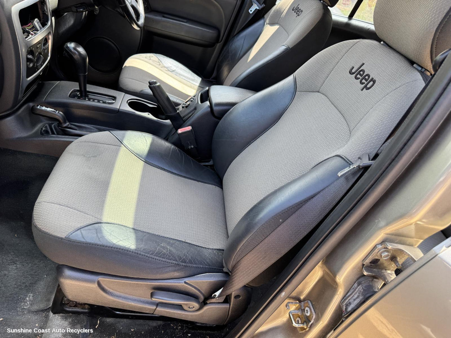 2004 Jeep Cherokee Front Seat