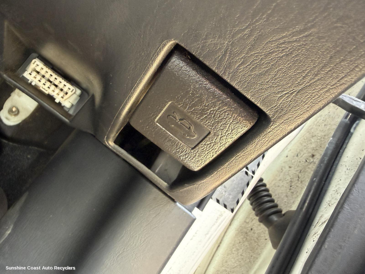 2001-2007 Toyota Corolla Bonnet Release