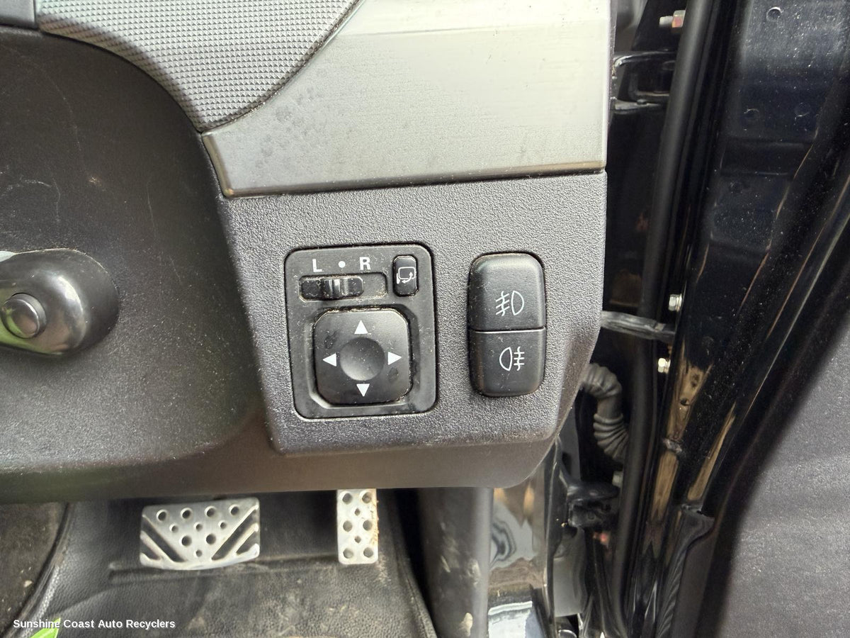 2006-2014 Mitsubishi Pajero Misc Switch Relay