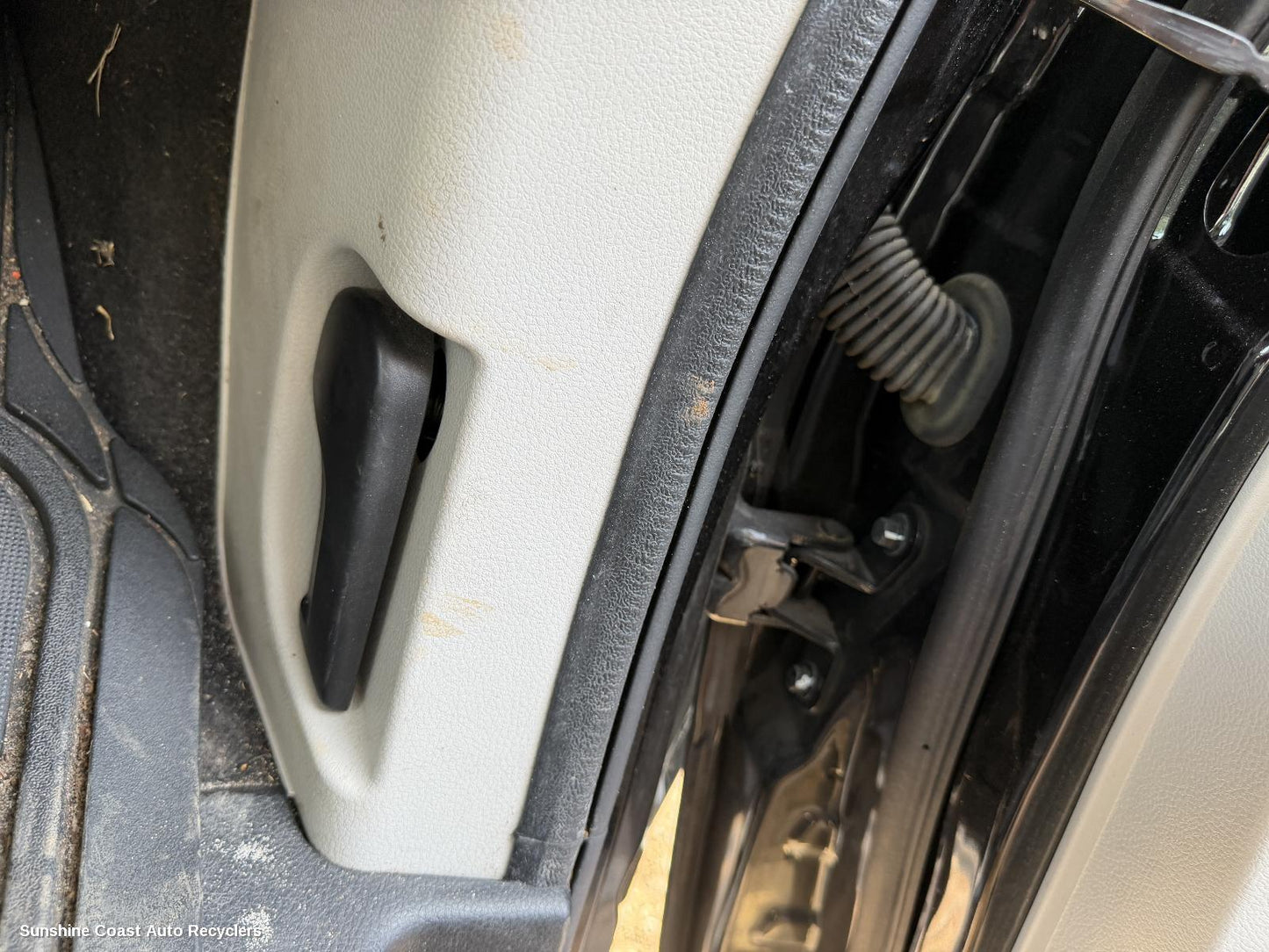 2015-2025 Ldv G10 Bonnet Release