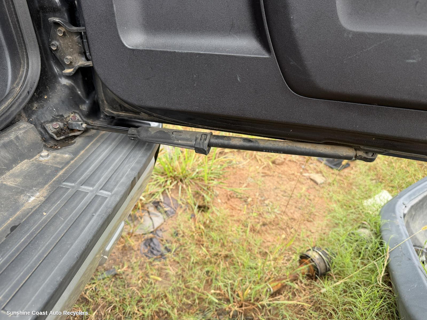2006-2014 Mitsubishi Pajero Hatch Strut