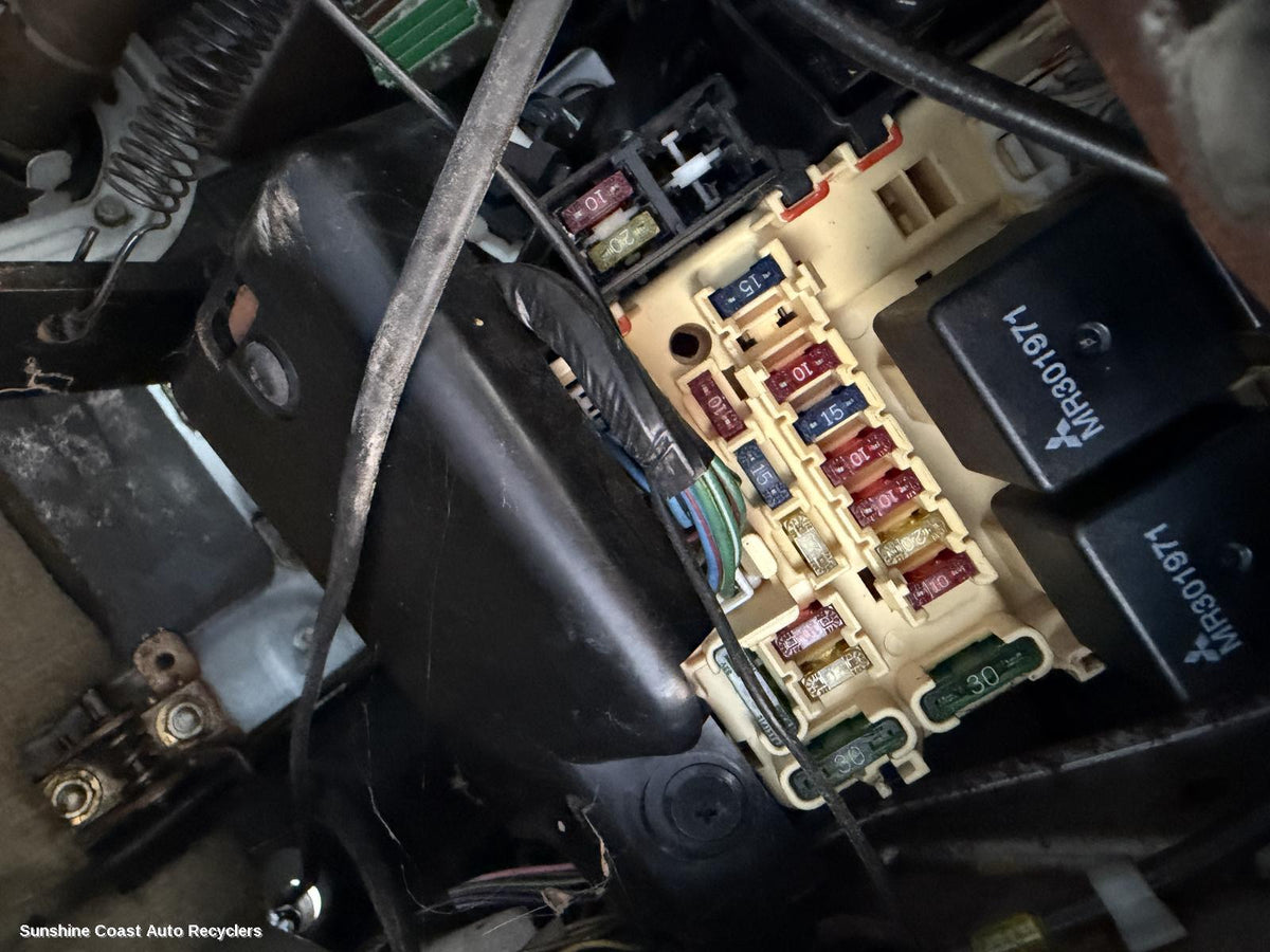 2000-2006 Mitsubishi Pajero Fuse Box