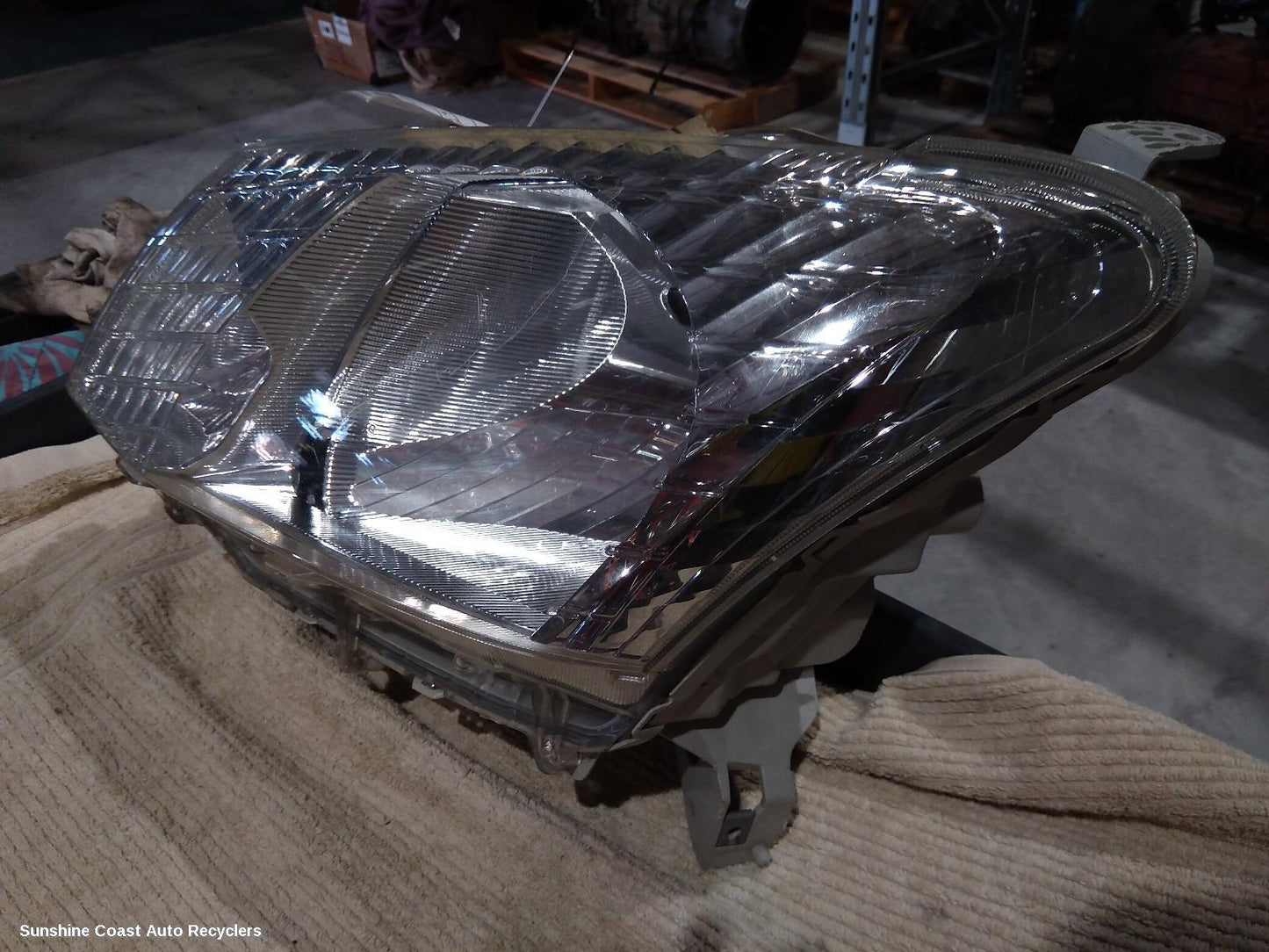2014 Isuzu Dmax Left Headlamp