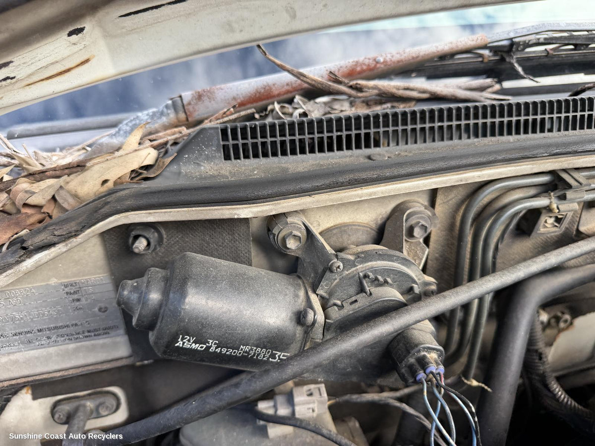 2000-2006 Mitsubishi Pajero Wiper Motor