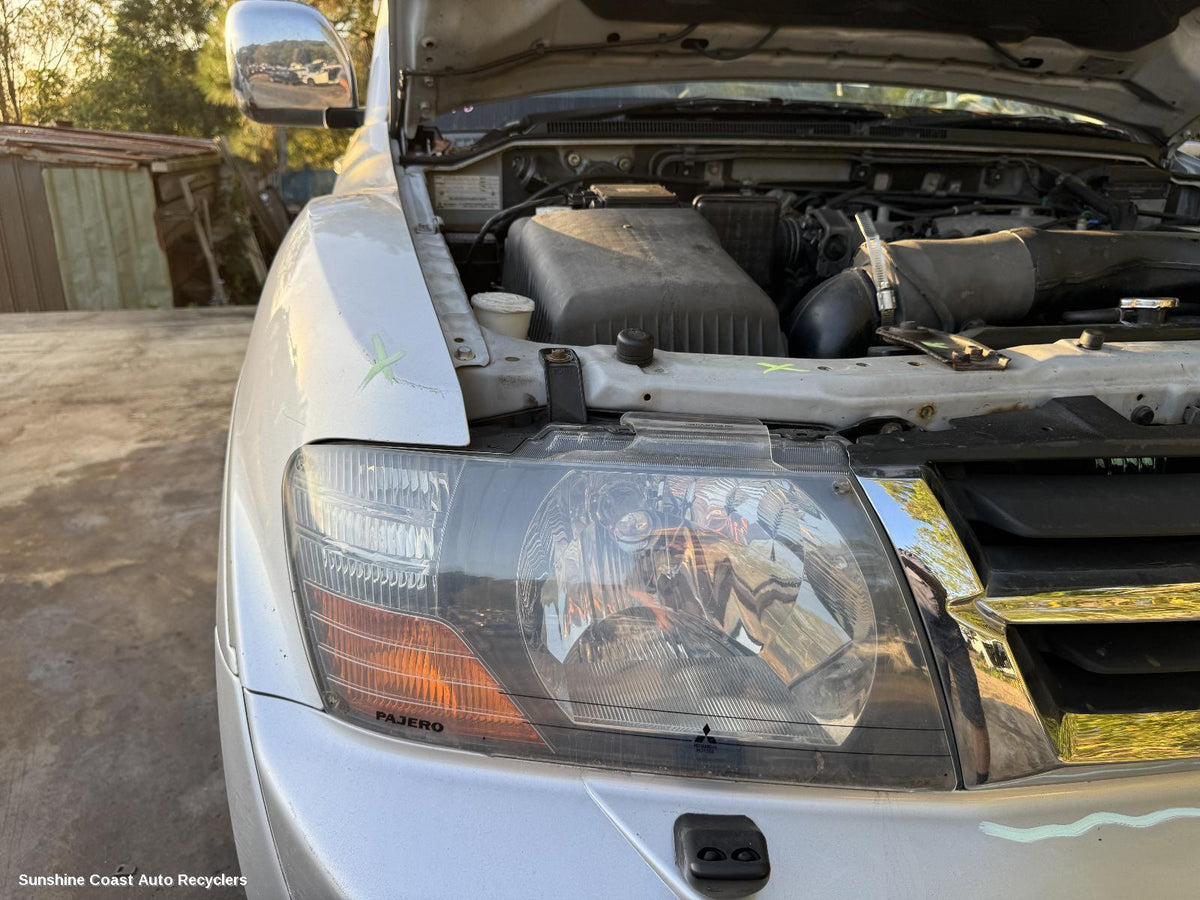 2000-2002 Mitsubishi Pajero Right Headlamp