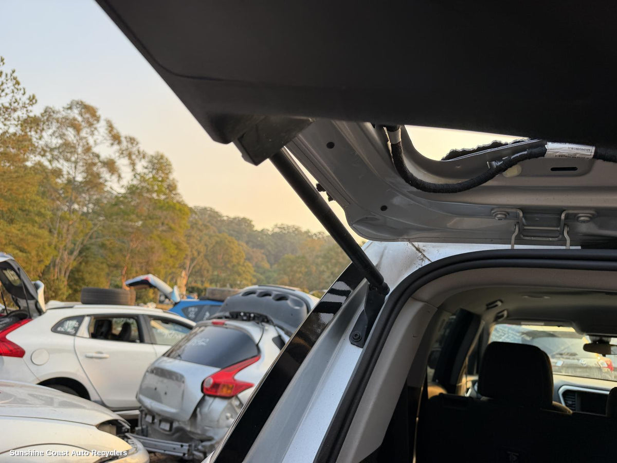 2018-2020 Holden Acadia Hatch Strut
