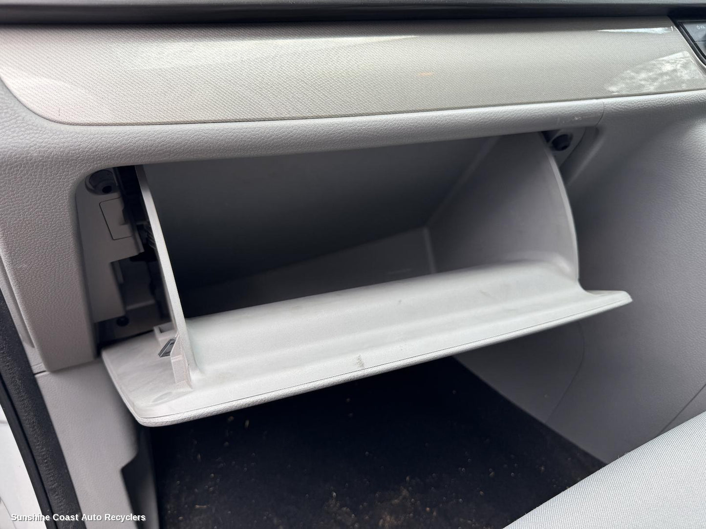 2015-2025 Ldv G10 Glove Box
