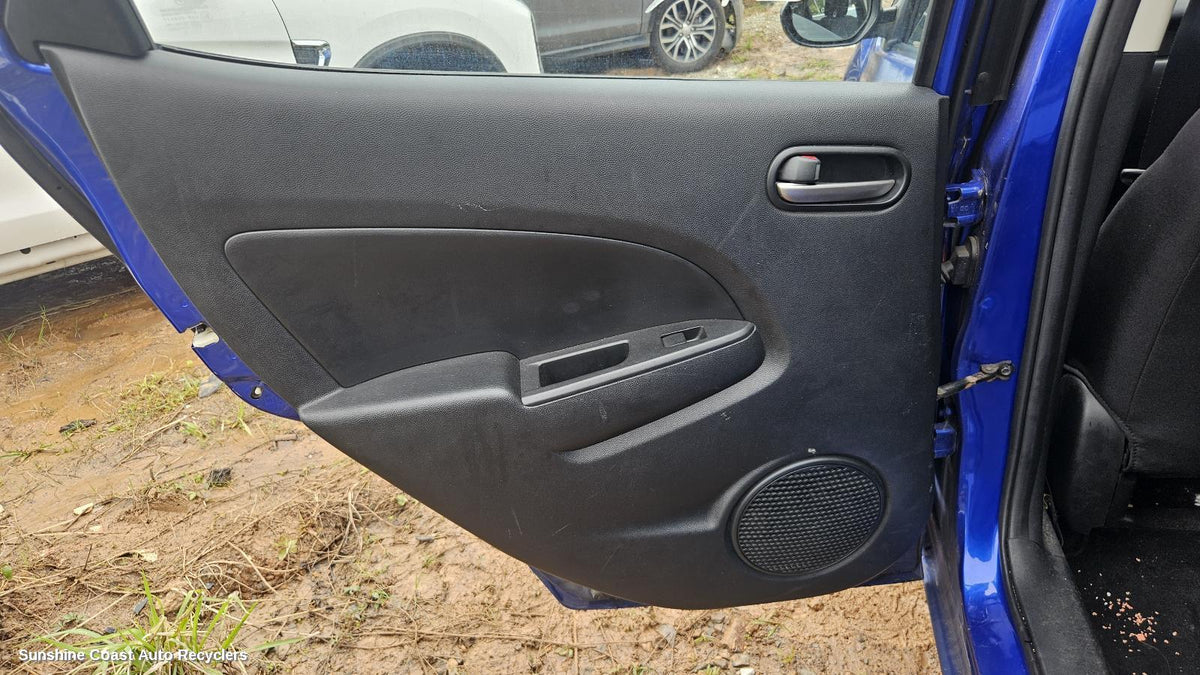 2010-2011 Mazda 2 Door Trim