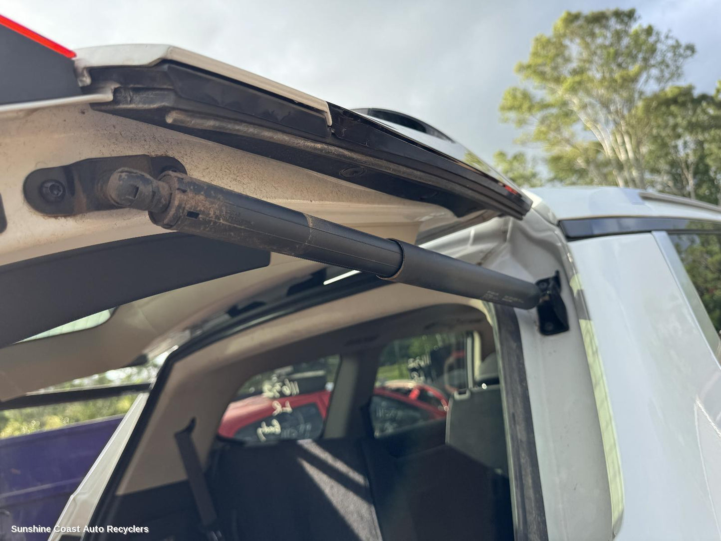 2022 Ldv D90 Hatch Strut