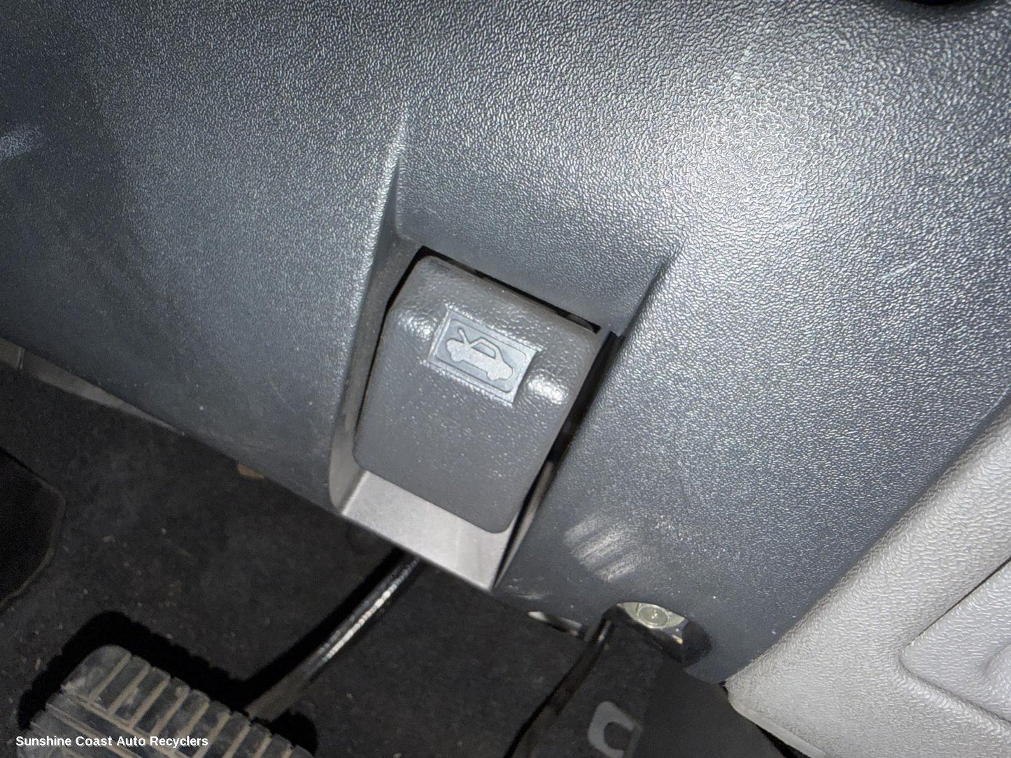 2002-2006 Mitsubishi Pajero Bonnet Release