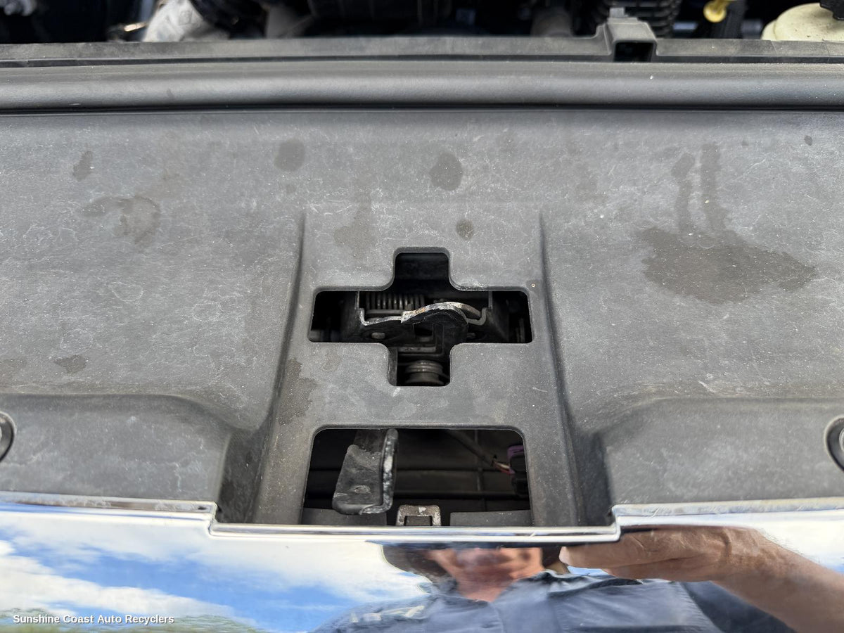2020-2026 Ldv Deliver 9 Bonnet Lock Support