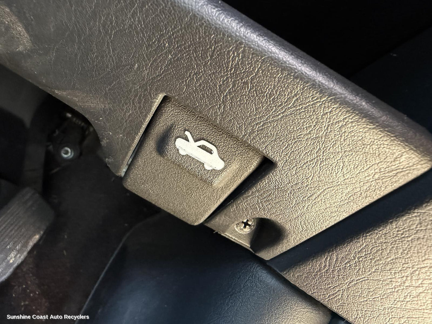 2004-2010 Hyundai Tucson Bonnet Release