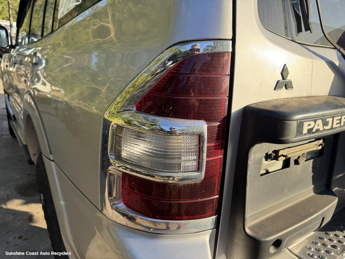 2000-2002 Mitsubishi Pajero Left Taillight