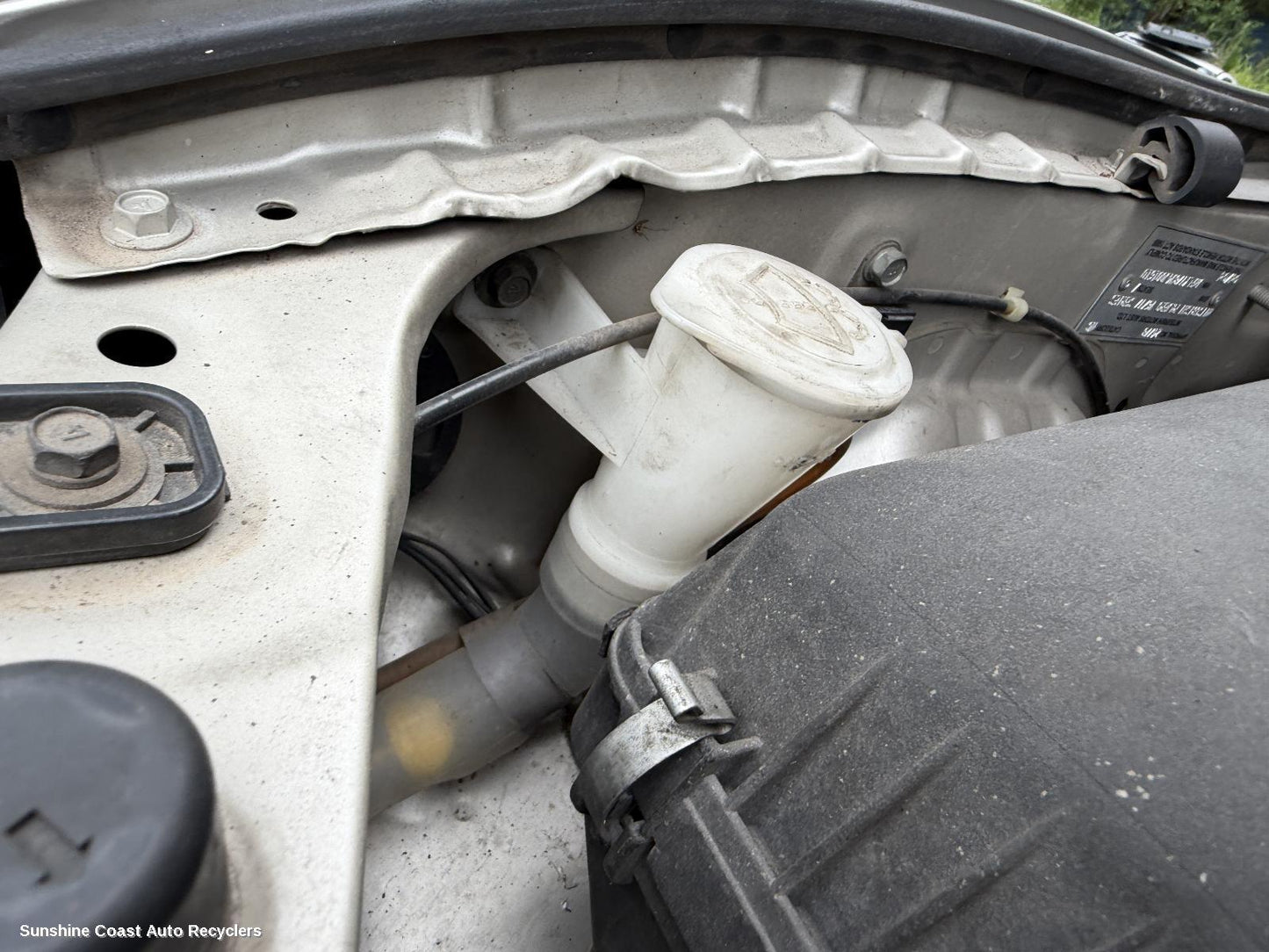 2002-2006 Mitsubishi Pajero Washer Bottle