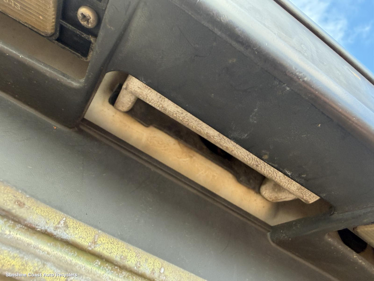 2000-2002 Mitsubishi Pajero Tailgate Handle