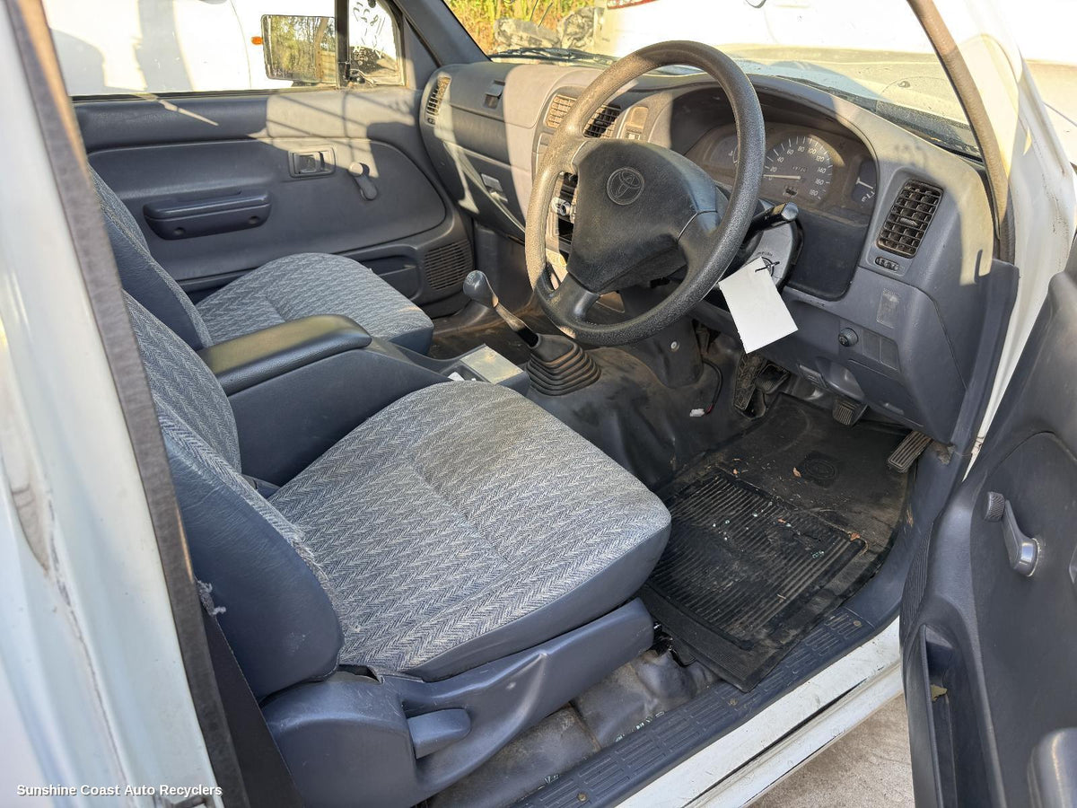 2001-2005 Toyota Hilux Right Guard