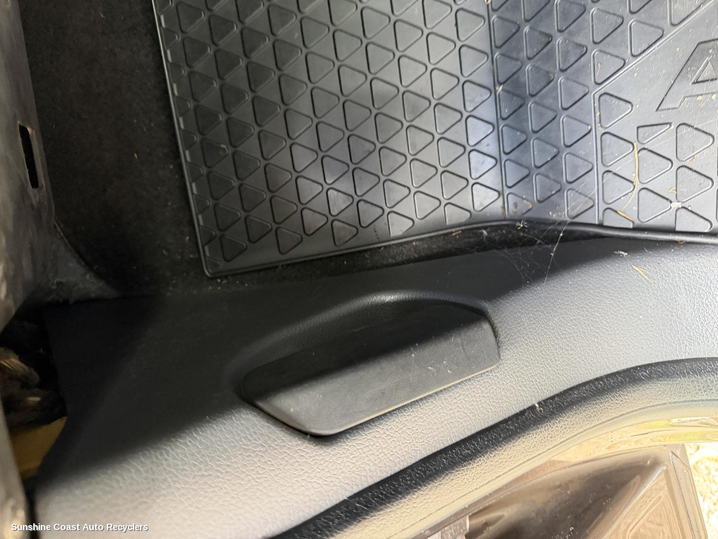 2011-2022 Volkswagen Amarok Bonnet Release