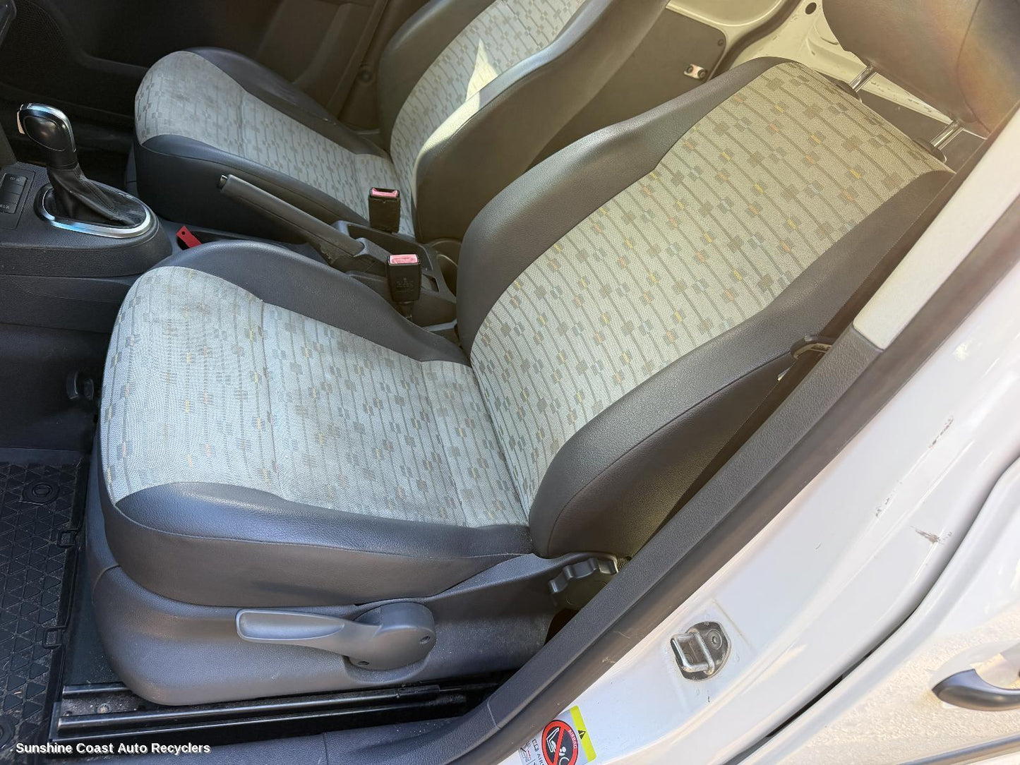 2010-2015 Volkswagen Caddy Front Seat