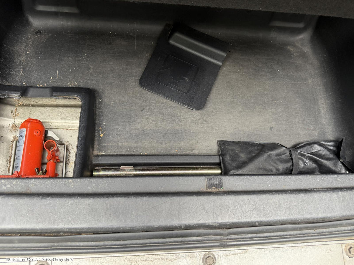 2002-2006 Mitsubishi Pajero Jack Tool Kit